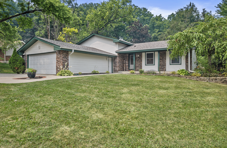 2816 Woodridge Ct Waukesha, WI 53188