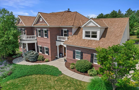 1010 N Bluespruce Cir Hartland, WI 53029
