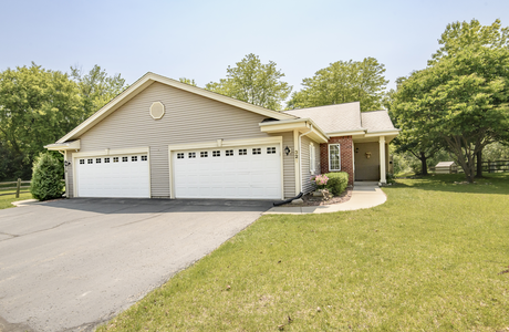 321 Nicole CT, Pewaukee WI 53072